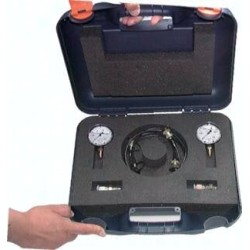 Walizka z manometrami pomiarowymi, z przyłączami pomiarowymi i wężami