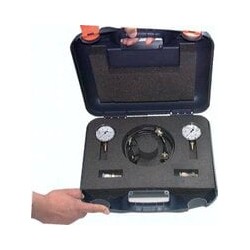 Walizka z manometrami pomiarowymi, z przyłączami pomiarowymi i wężami