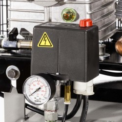 Kompresor dwutłokowy pionowy VK 700-270 Pro 11 bar 5.5 KM/4 kW 400V 476 l/min 270 l